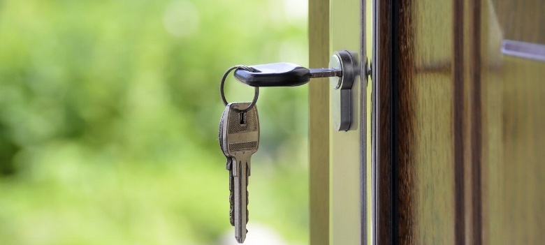 keys-in-front-door-of-house-because-buyers-got-home-loan-pre-approval